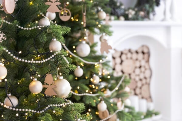 Árbol de navidad decorado con color blanco para salón de casa